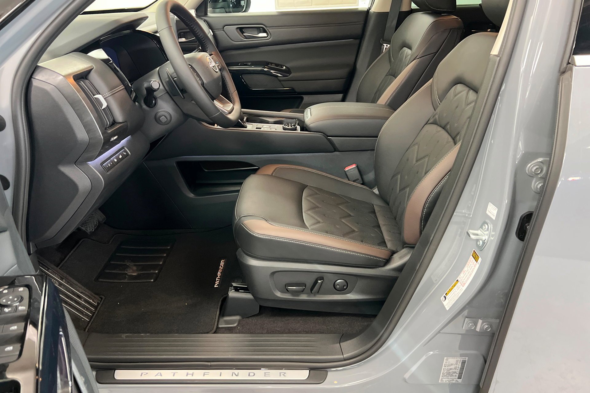 New 2026 Boulder Gray Pearl / Super Black Two-tone Nissan Platinum image 18