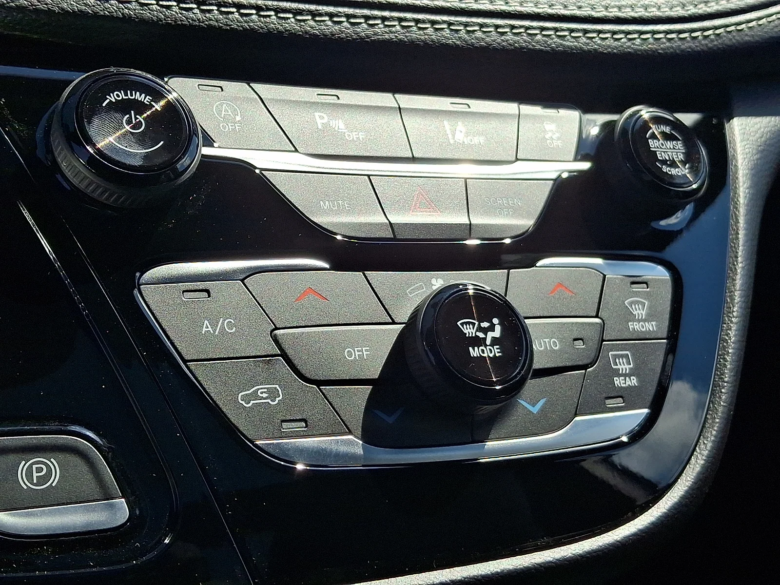 New 2027 Diamond Black Crystal Pearl-Coat Exterior Paint Chrysler Select image 16
