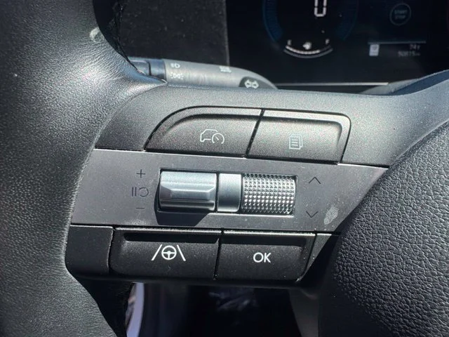 Used 2025 White Hyundai SEL image 19