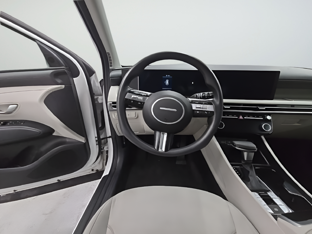 Used 2025 White Hyundai SEL image 29