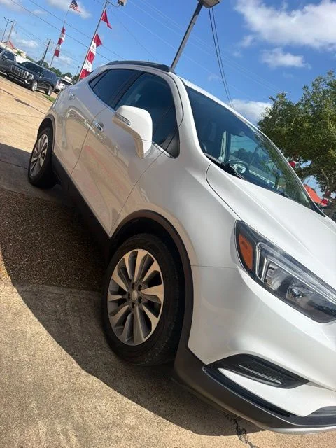 Used 2019 White Buick Preferred image 4