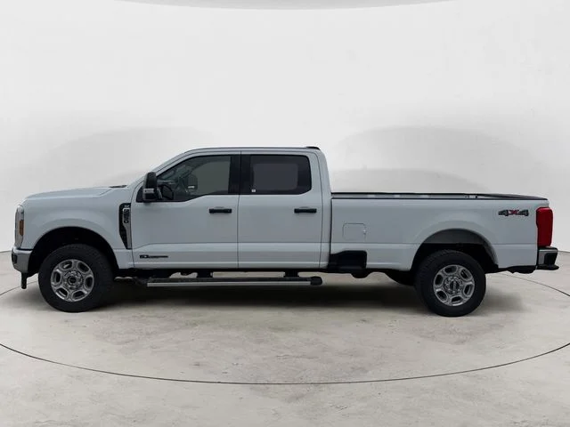 Certified Used 2025 Oxford White Ford XLT image 2
