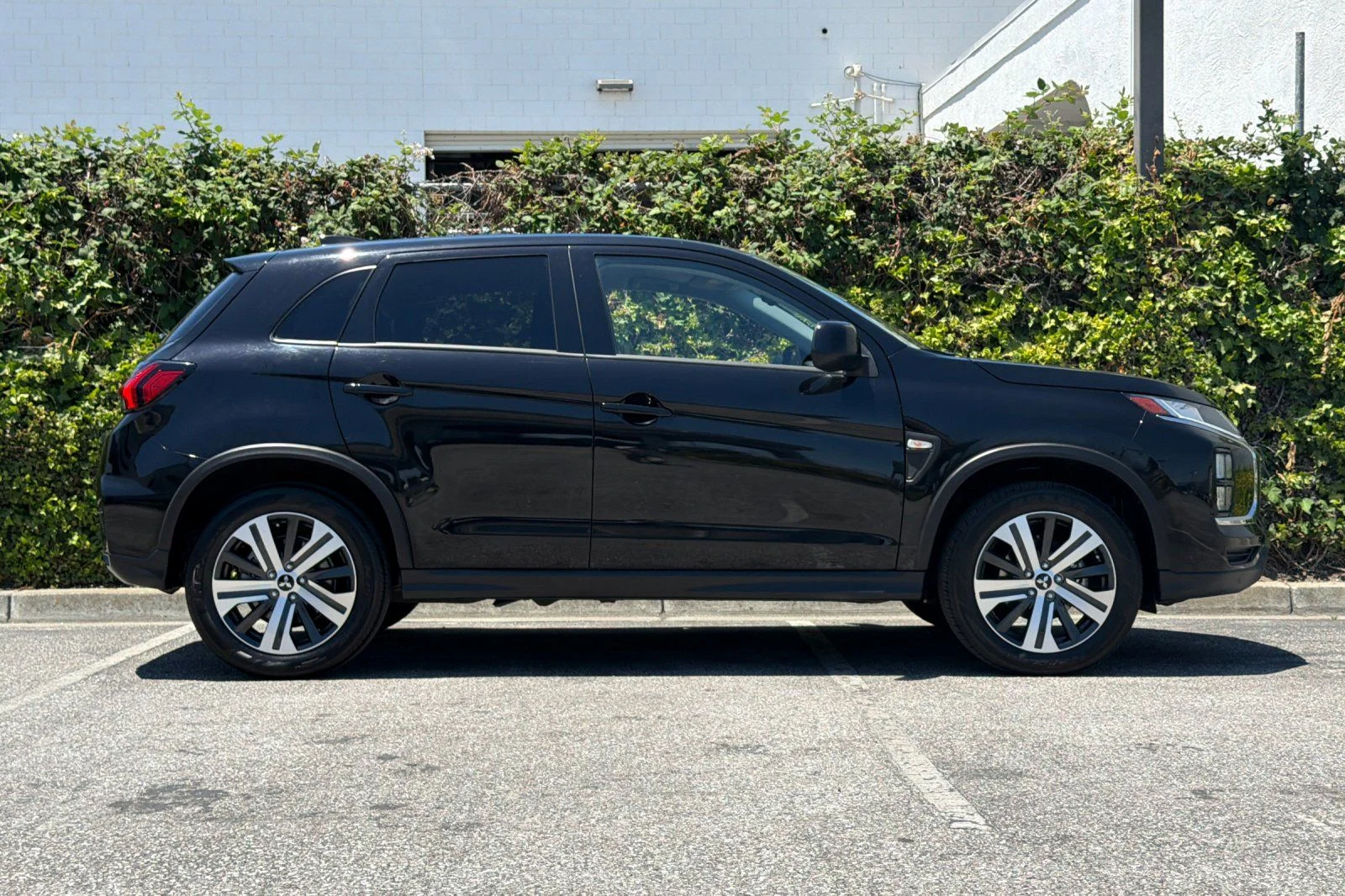 Used 2025 Black Mitsubishi 2.0 ES image 3