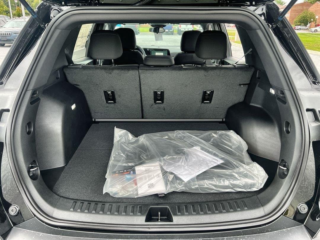 New 2027 Mosaic Black Metallic Chevrolet LT image 24