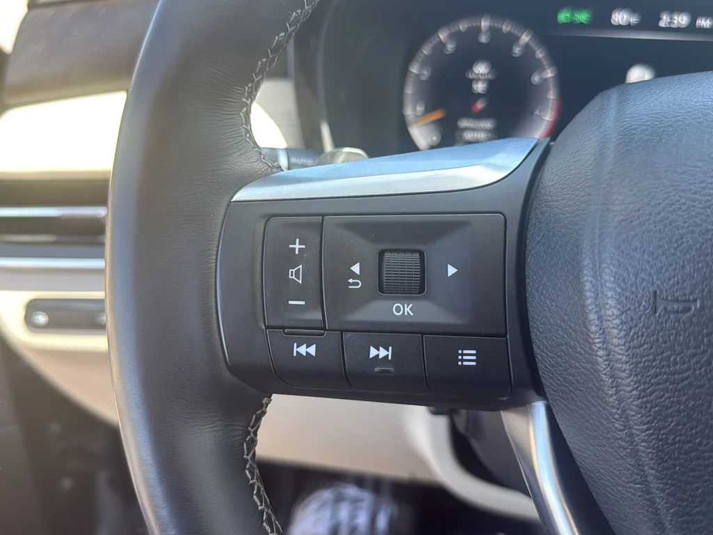 Used 2023 Black INFINITI Sensory image 9