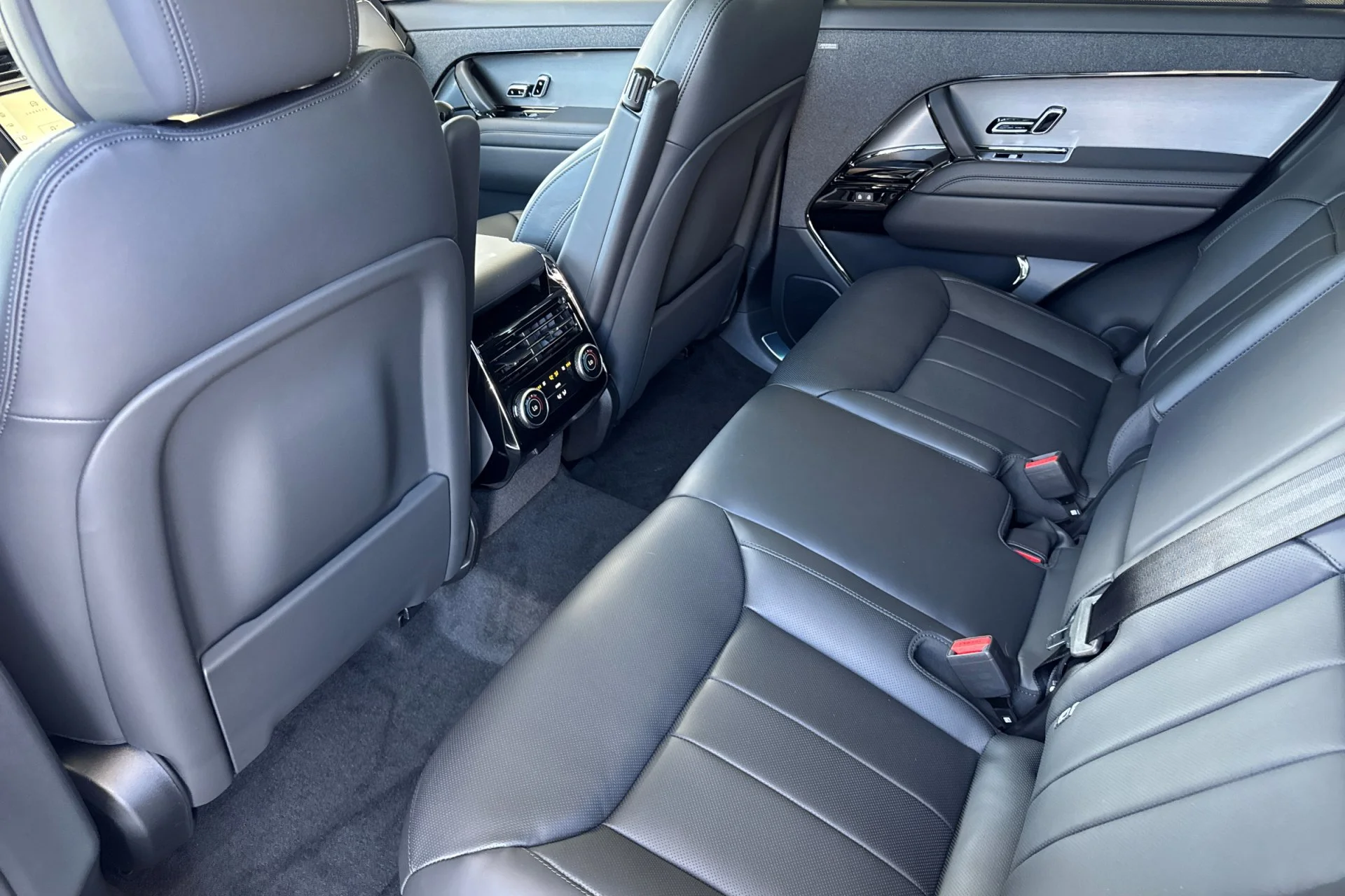 New 2026 Santorini Black Land Rover Dynamic SE image 4