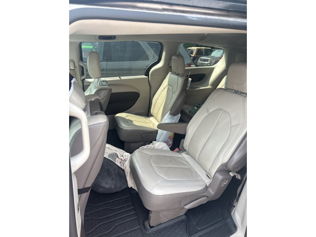 Used 2017 Molten Silver Chrysler Touring-L Plus image 10