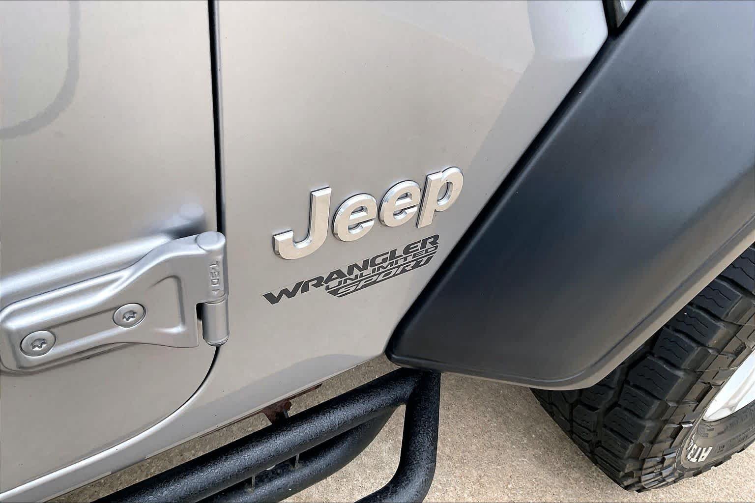 Used 2018 Billet Silver Metallic Clearcoat Jeep Sport S image 29