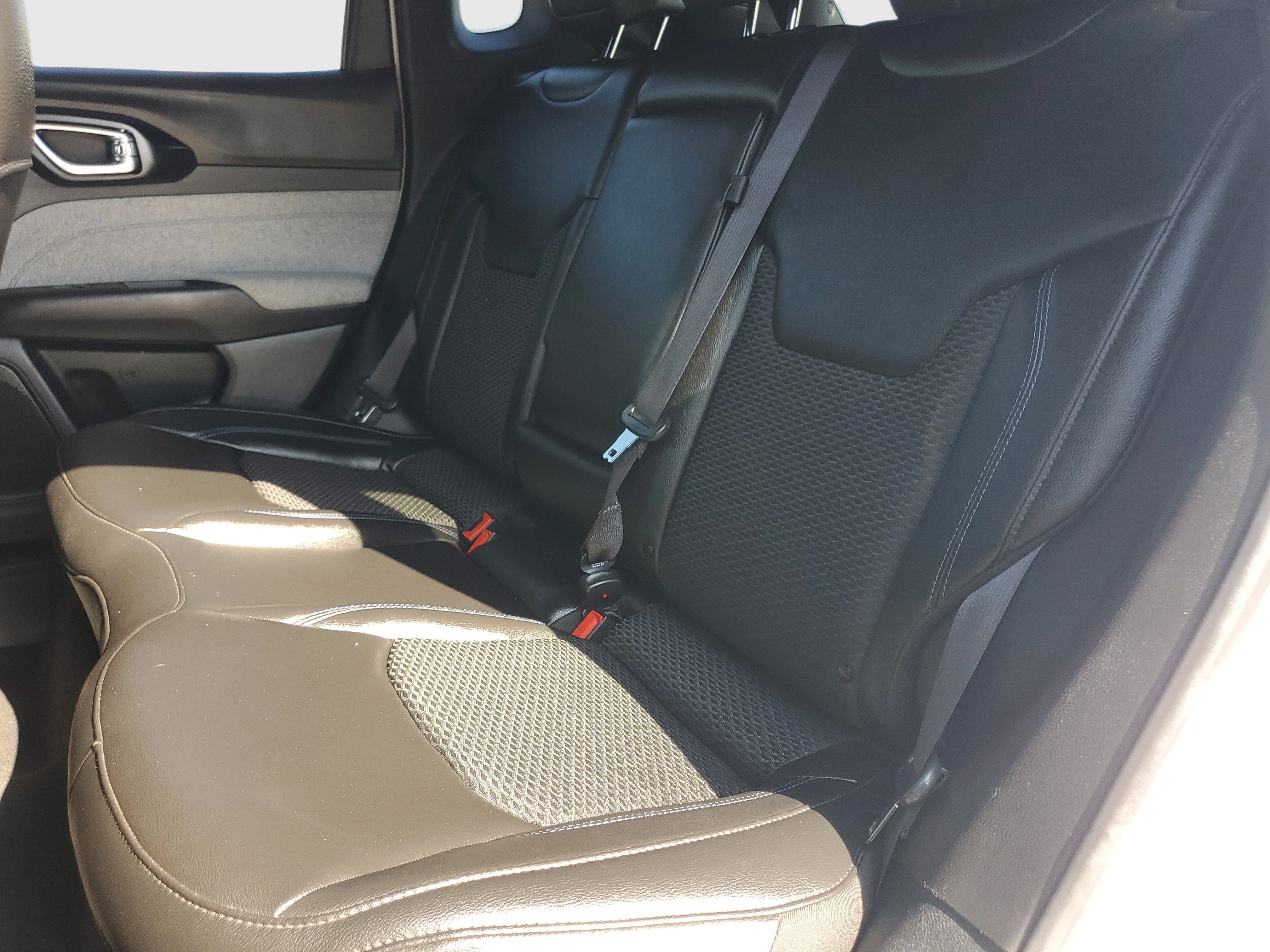 Used 2024 White Jeep Latitude image 15