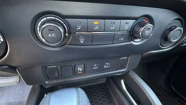 Used 2022 Green Nissan Crew Cab SV 4x4 image 14