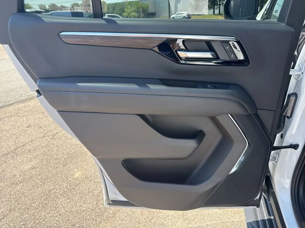 Used 2025 Summit White Chevrolet LT image 31