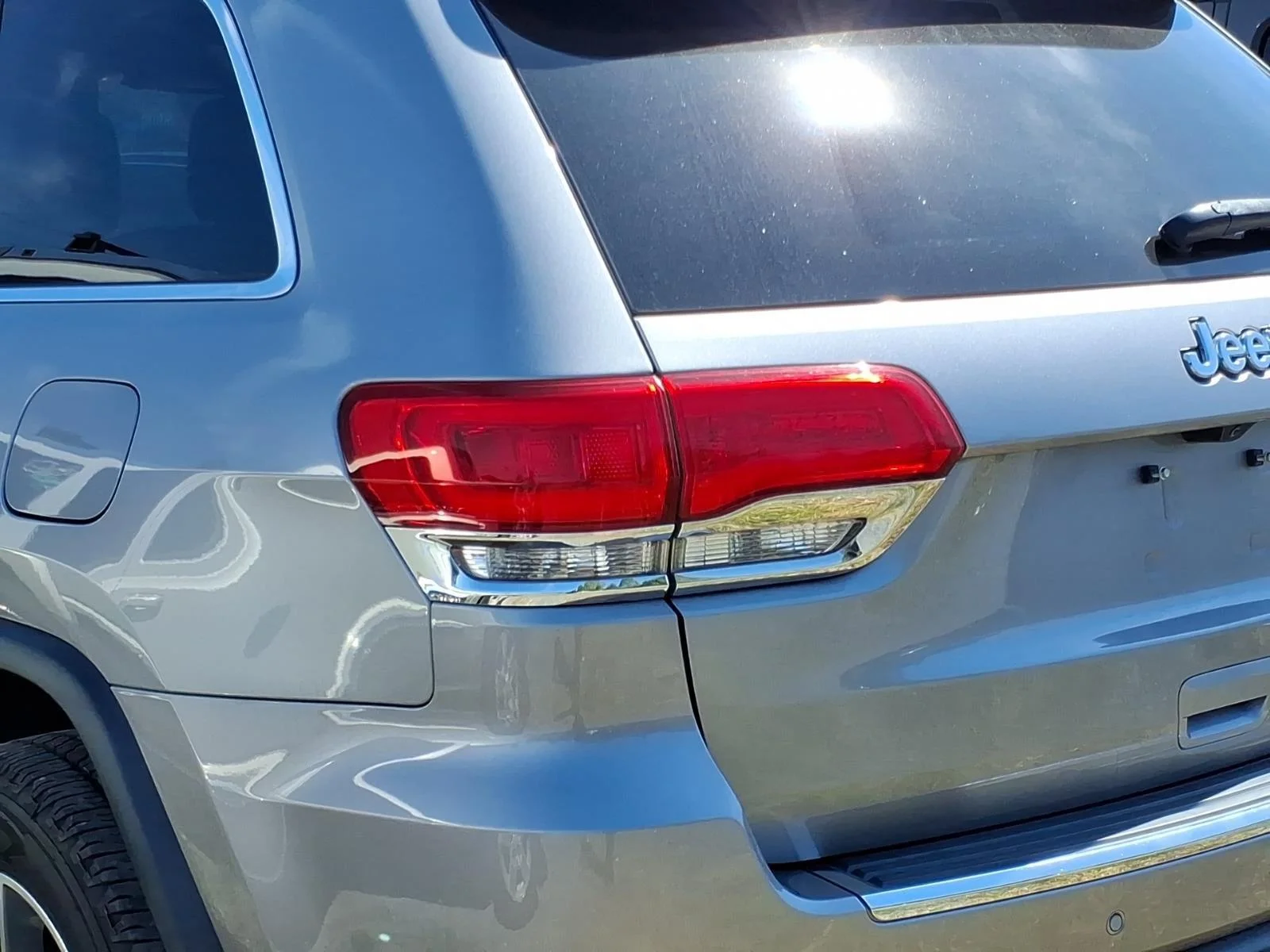 Used 2018 Billet Silver Metallic Clearcoat Jeep Limited image 13