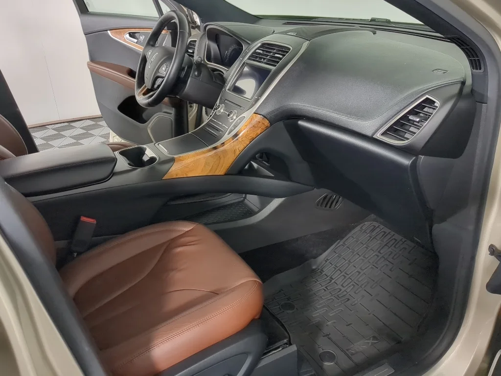 Used 2017 Tan Lincoln Reserve image 20