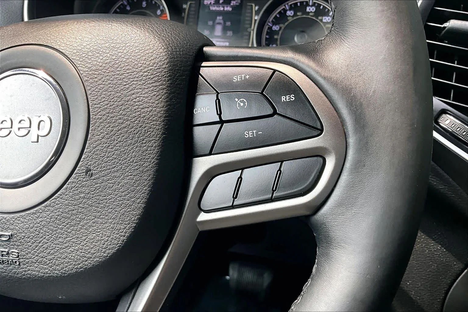 Used 2019 Sting-Gray Clearcoat Jeep Latitude Plus image 22