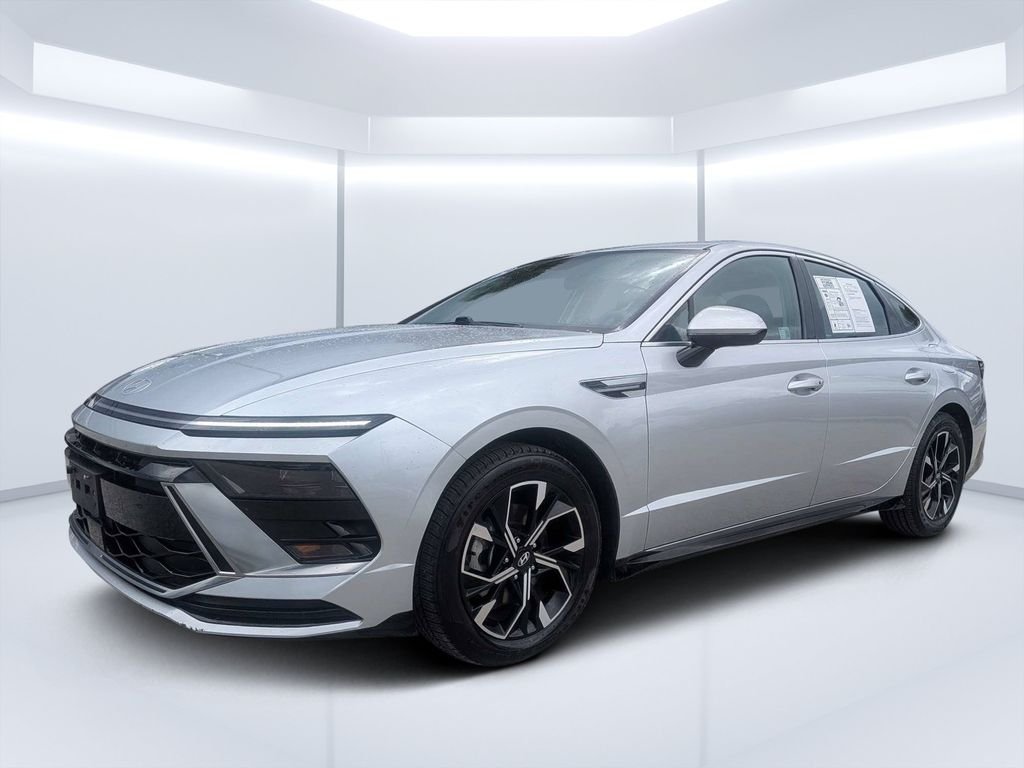 Used 2025 Silver Hyundai SEL image 9