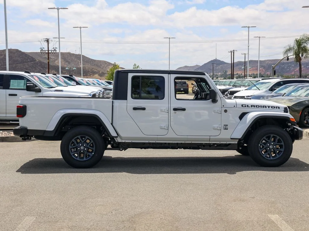 New 2026 Bright White Clear-Coat Exterior Paint Jeep 85th Anniversary Edition image 3