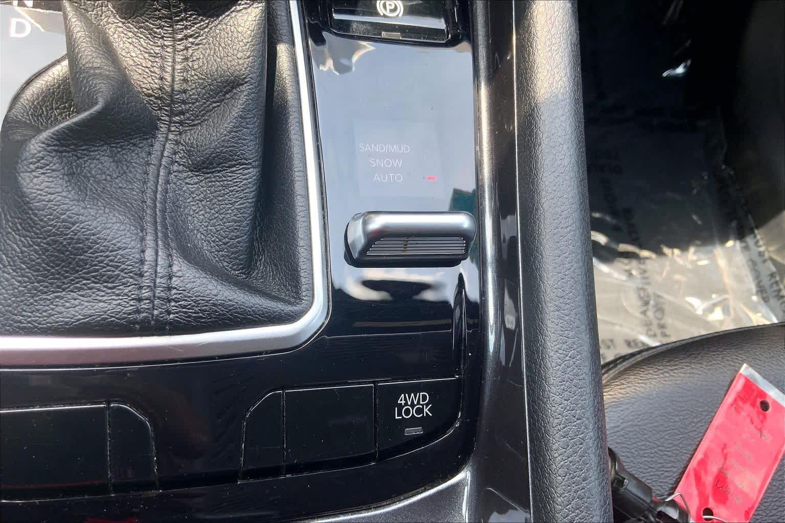 Used 2024 Bright White Clearcoat Jeep Latitude image 35
