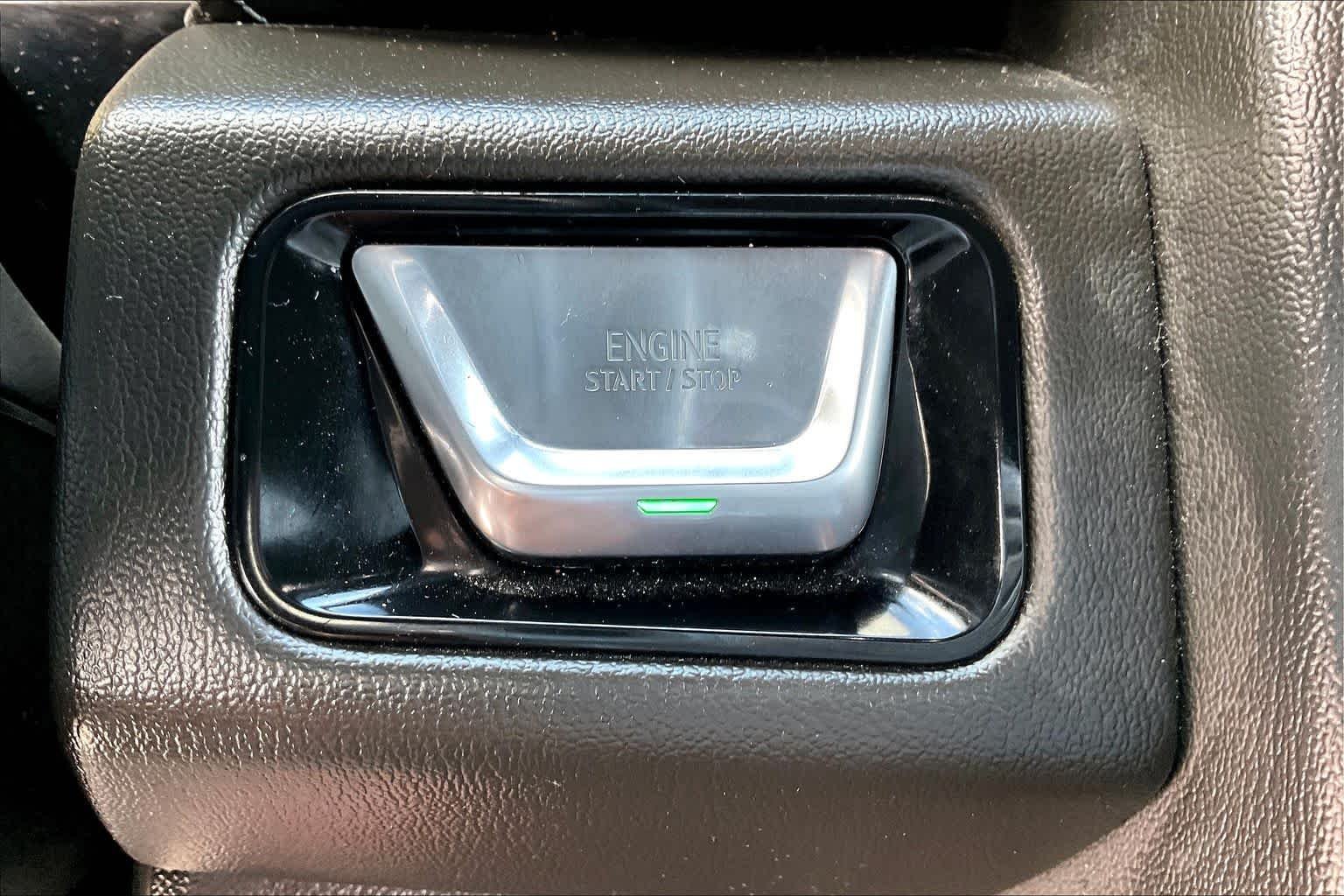 Used 2025 Sterling Metallic GMC Denali image 31