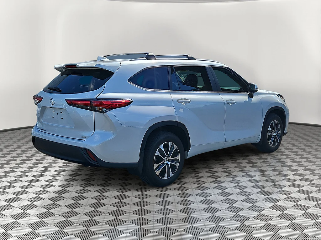 2023 Toyota Highlander XLE, photo 3 of 12