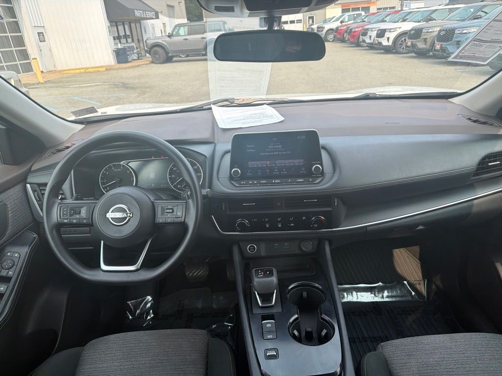 Used 2022 White Nissan S image 11