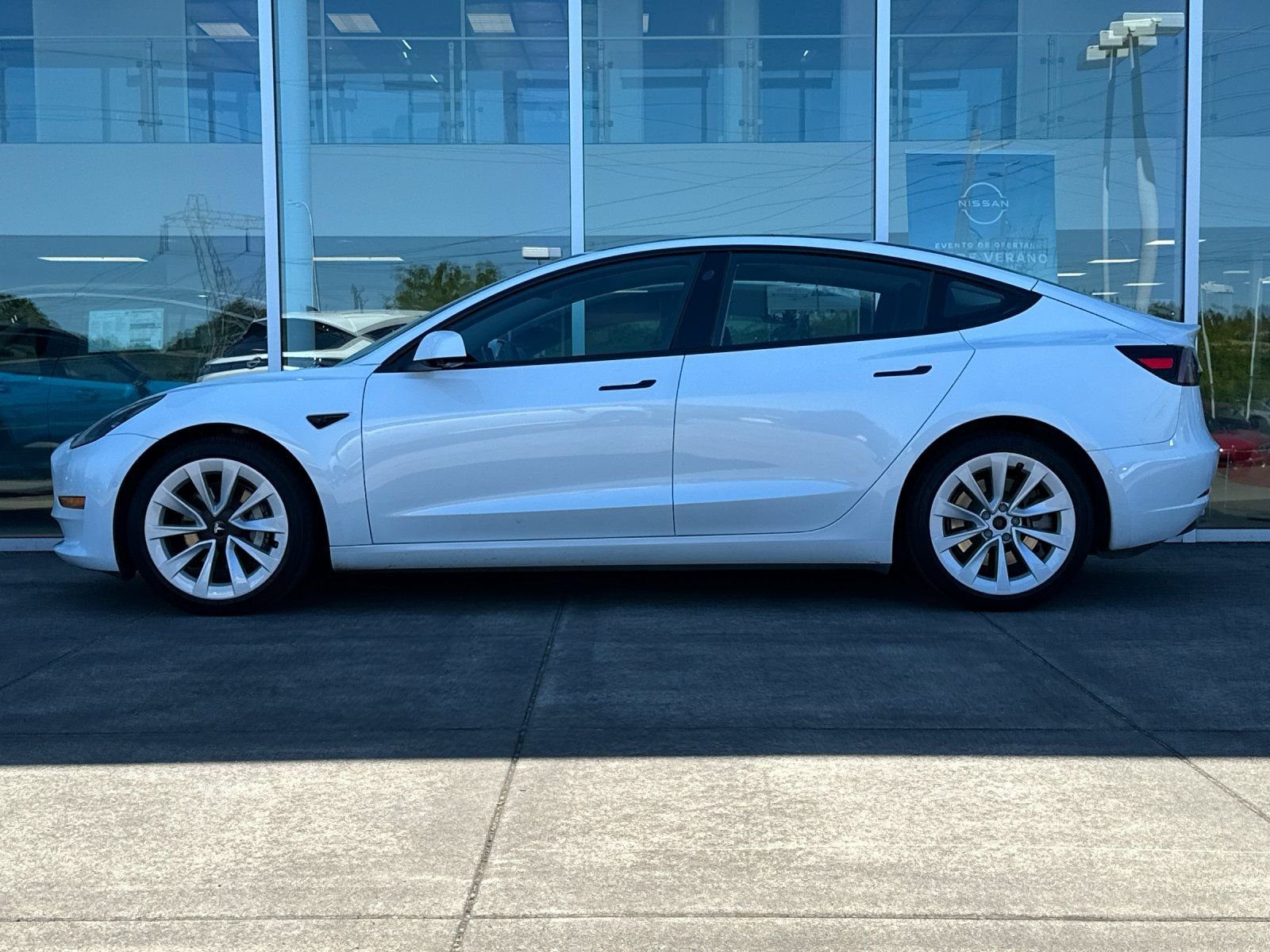 Used 2022 White Tesla Base image 6