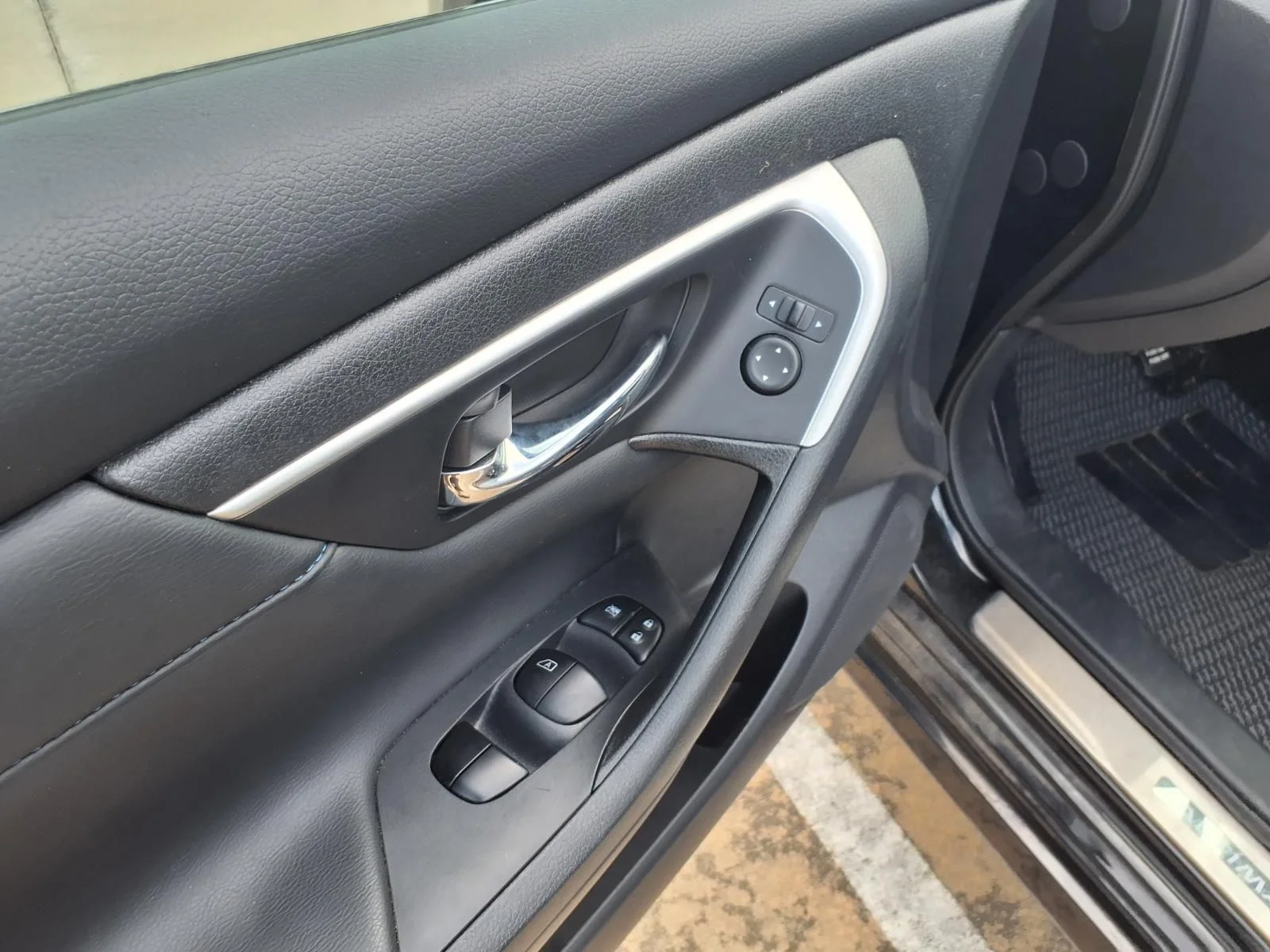 Used 2018 Black Nissan 2.5 SR image 14