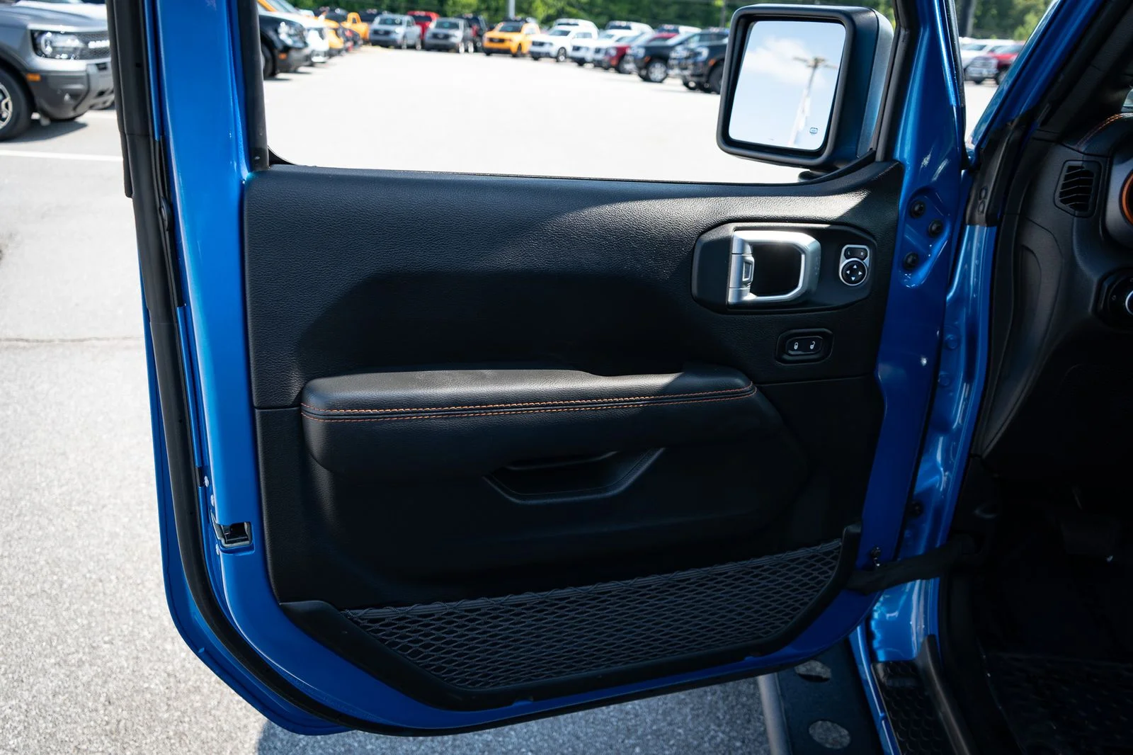 Used 2023 Blue Pearl Jeep Mojave image 16