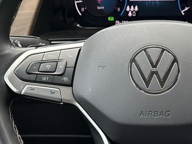 Used 2024  Volkswagen 2.0T SE w/Technology image 20