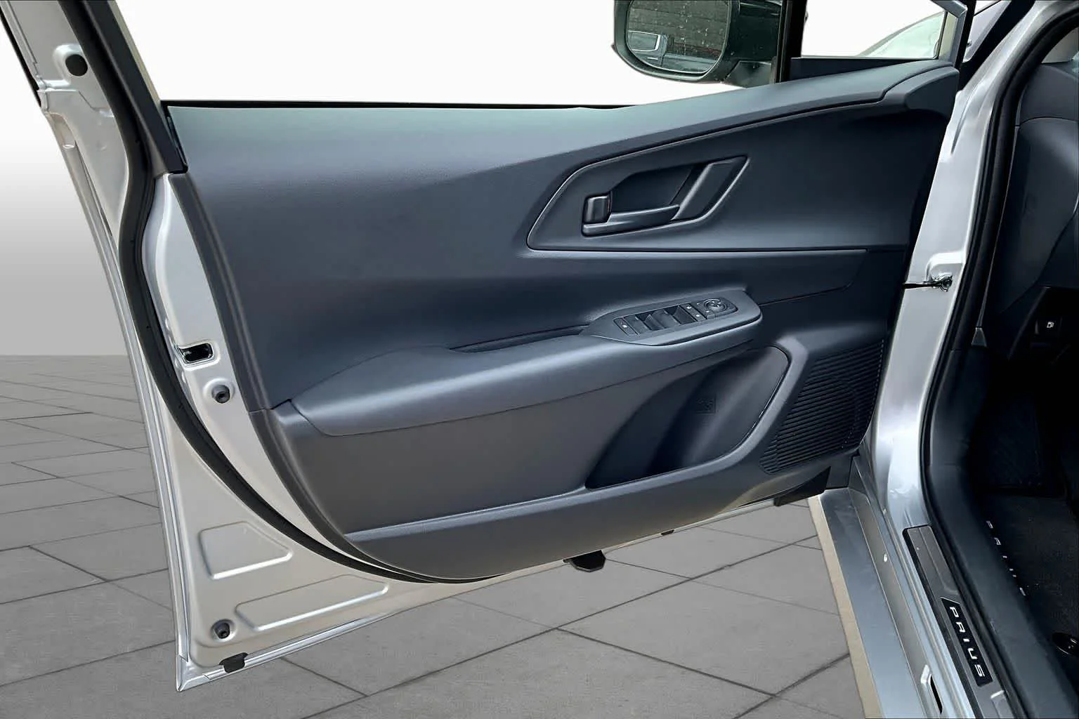 2026 Toyota Prius Plug-in Hybrid SE - Photo 10