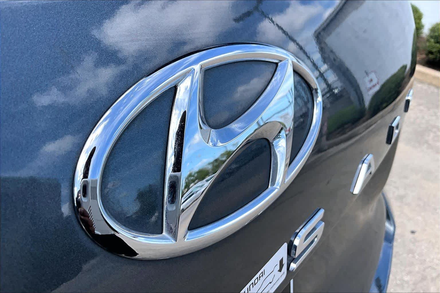 Used 2025 Steel Graphite Hyundai SEL Premium 7P image 10