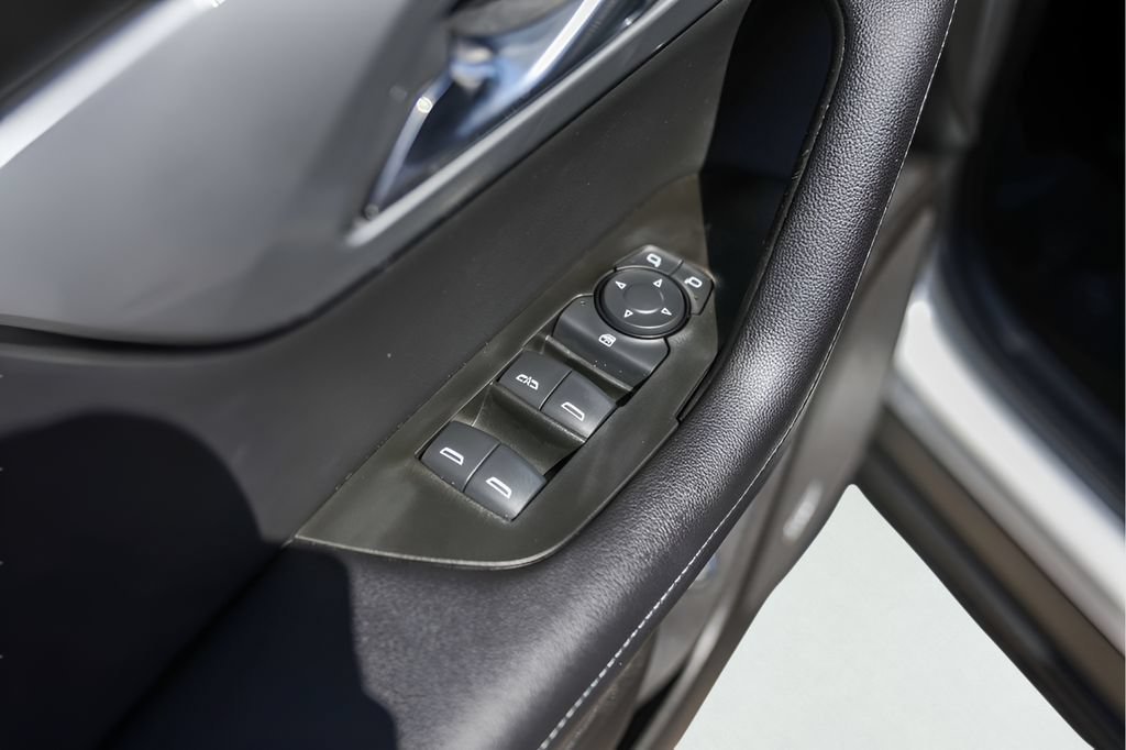 Used 2020 SUMMIT WHITE Chevrolet LT image 24