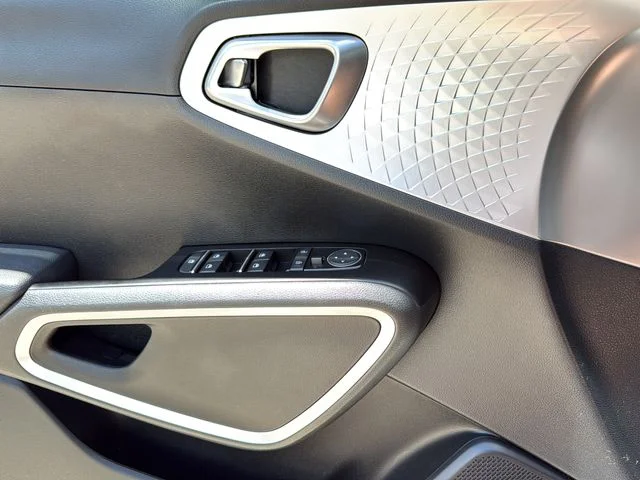 Used 2023 White Kia S image 26