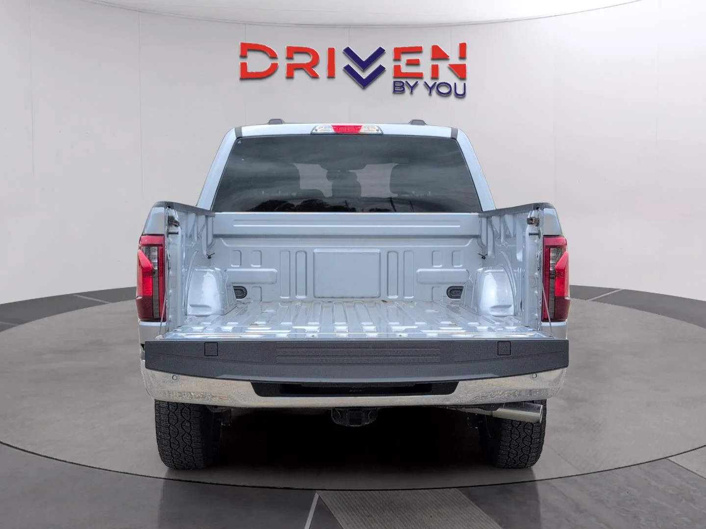Used 2024 Iconic Silver Ford XLT image 4