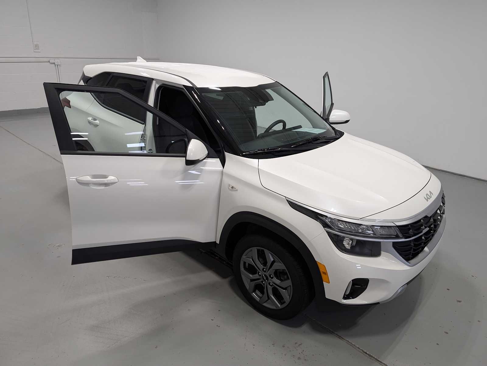 Used 2024 Snow White Pearl Kia LX image 16
