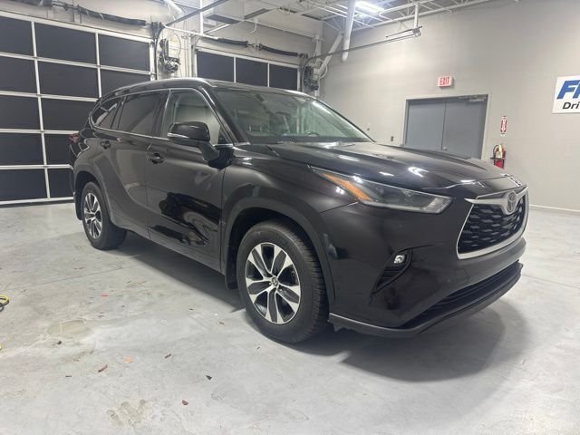 Used 2021 Brown Toyota XLE image 3