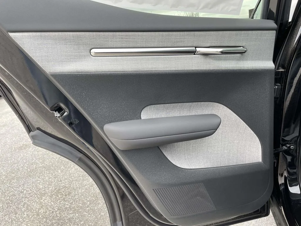 New 2025 Onyx Black Volvo Ultra image 3