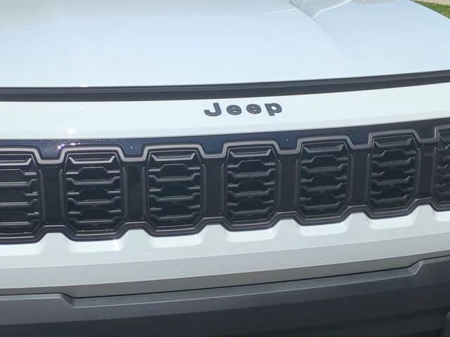 New 2026 Bright White Clear-Coat Exterior Paint Jeep Laredo image 24