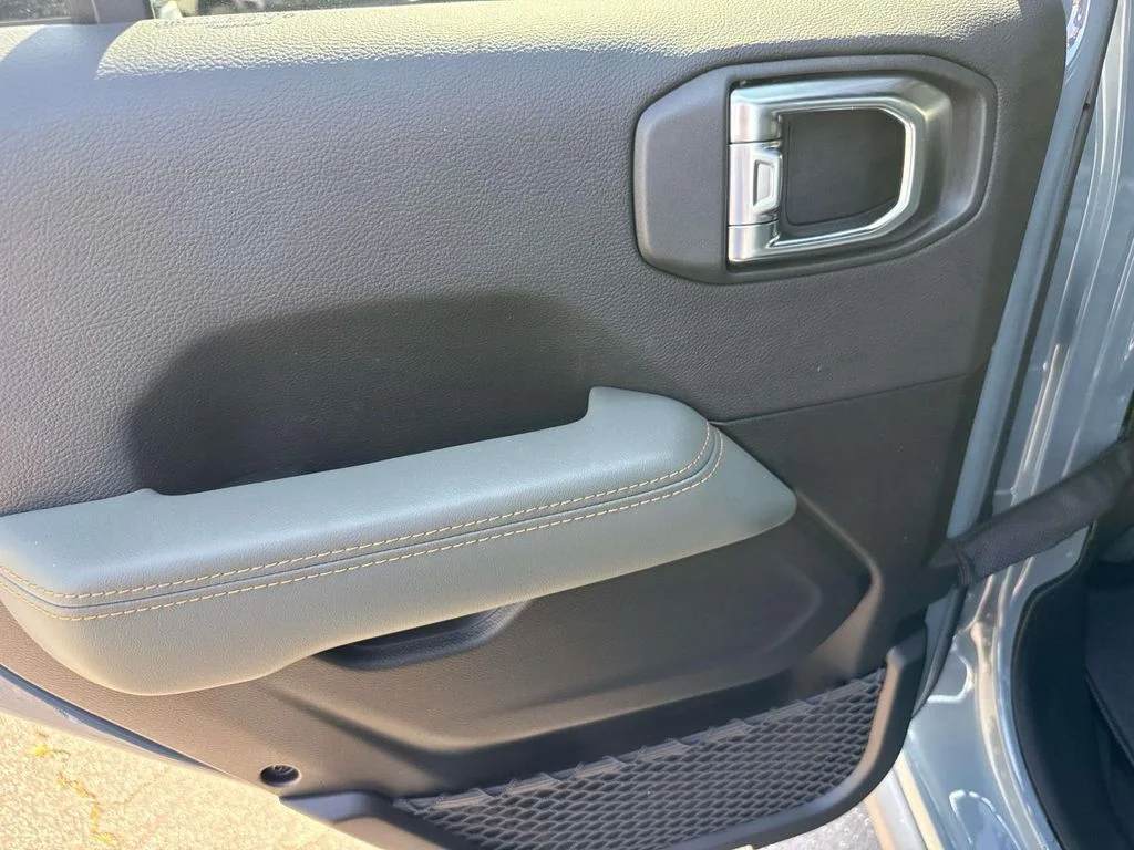 New 2026 Gray Jeep Mojave X image 10