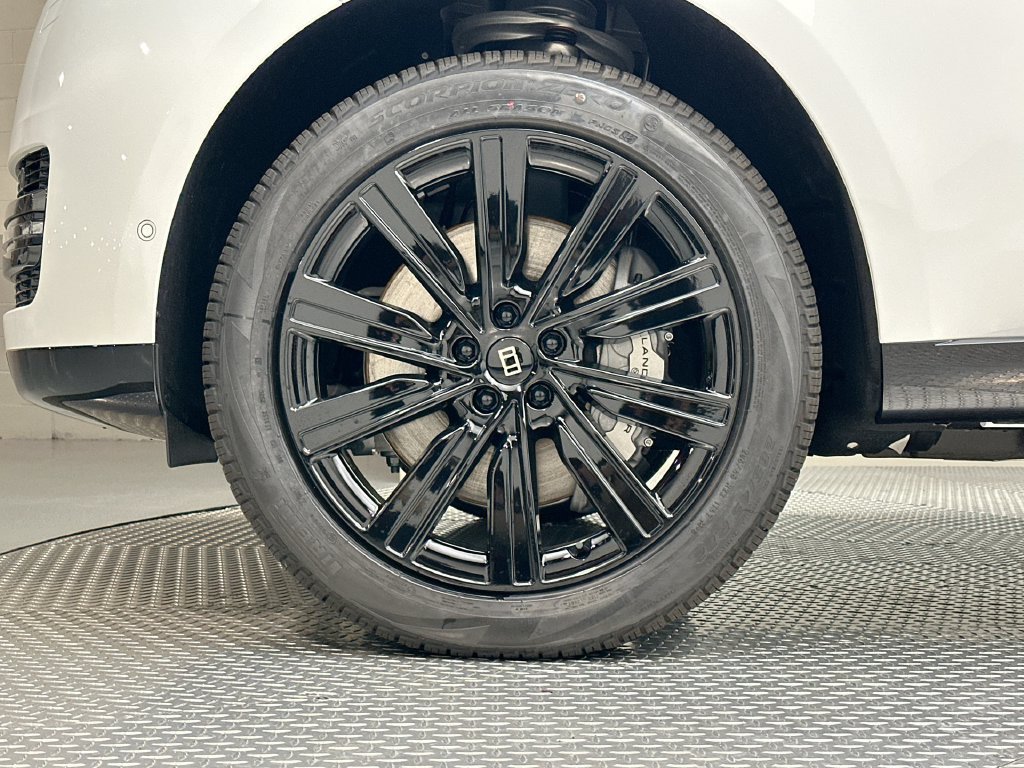 New 2027 Fuji White Land Rover SE image 5