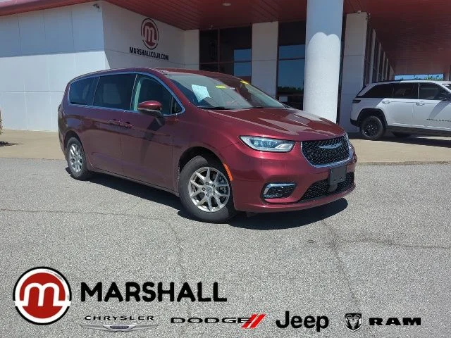2023 Chrysler Pacifica Touring L's photo