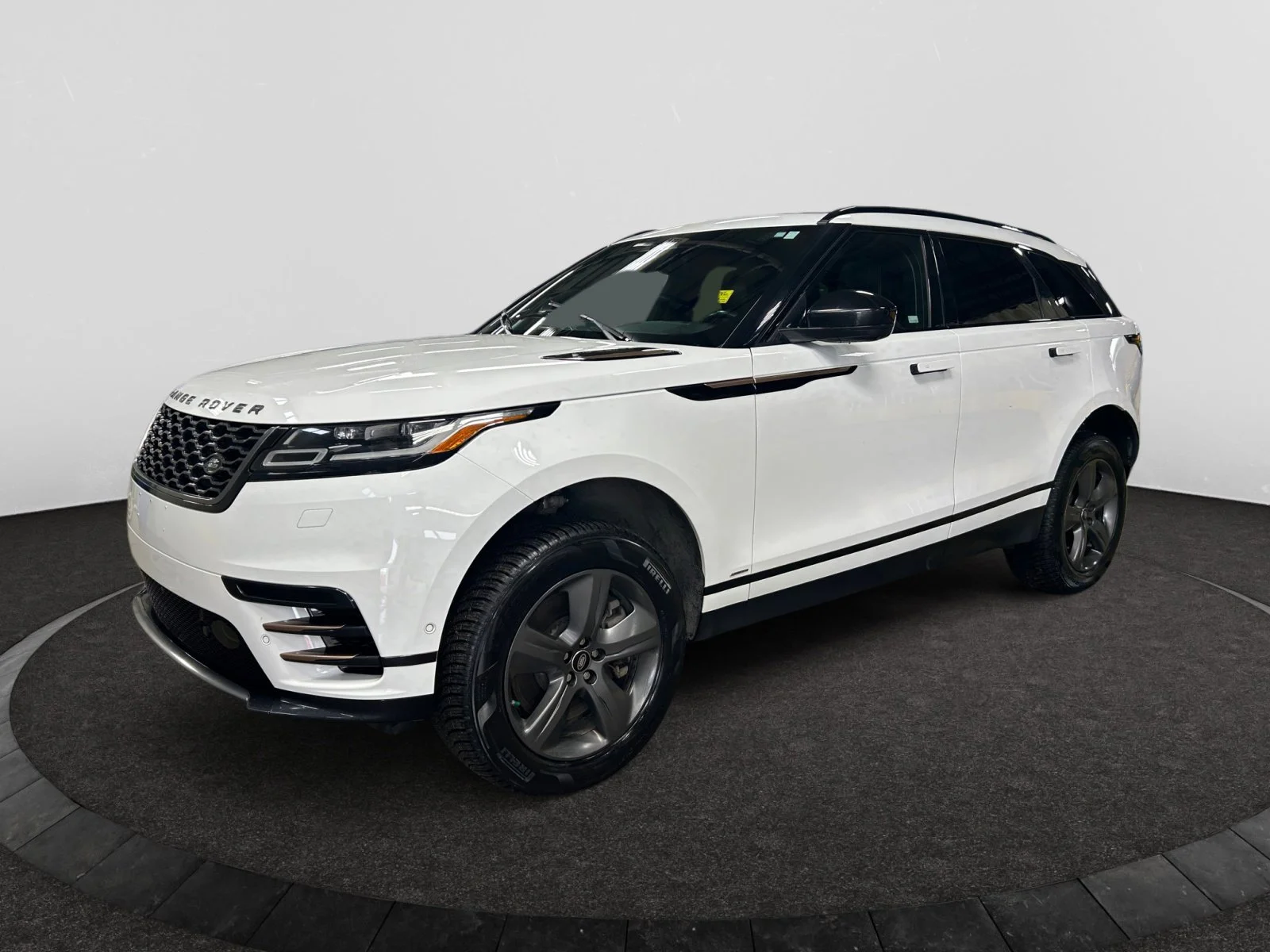 Used 2021 WHITE Land Rover R-DYNAMIC S image 1