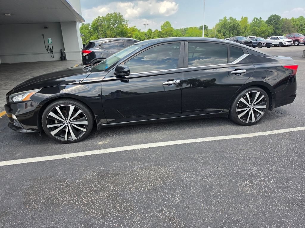 Used 2019 Black Nissan 2.5 SR image 4