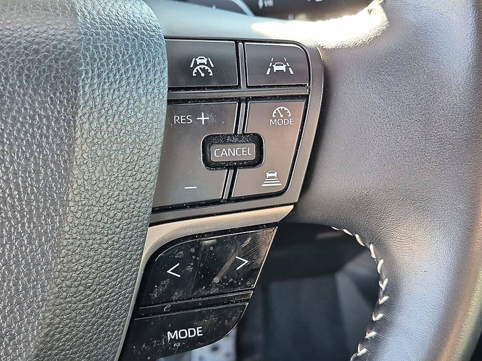 Used 2025 White Toyota LE image 17