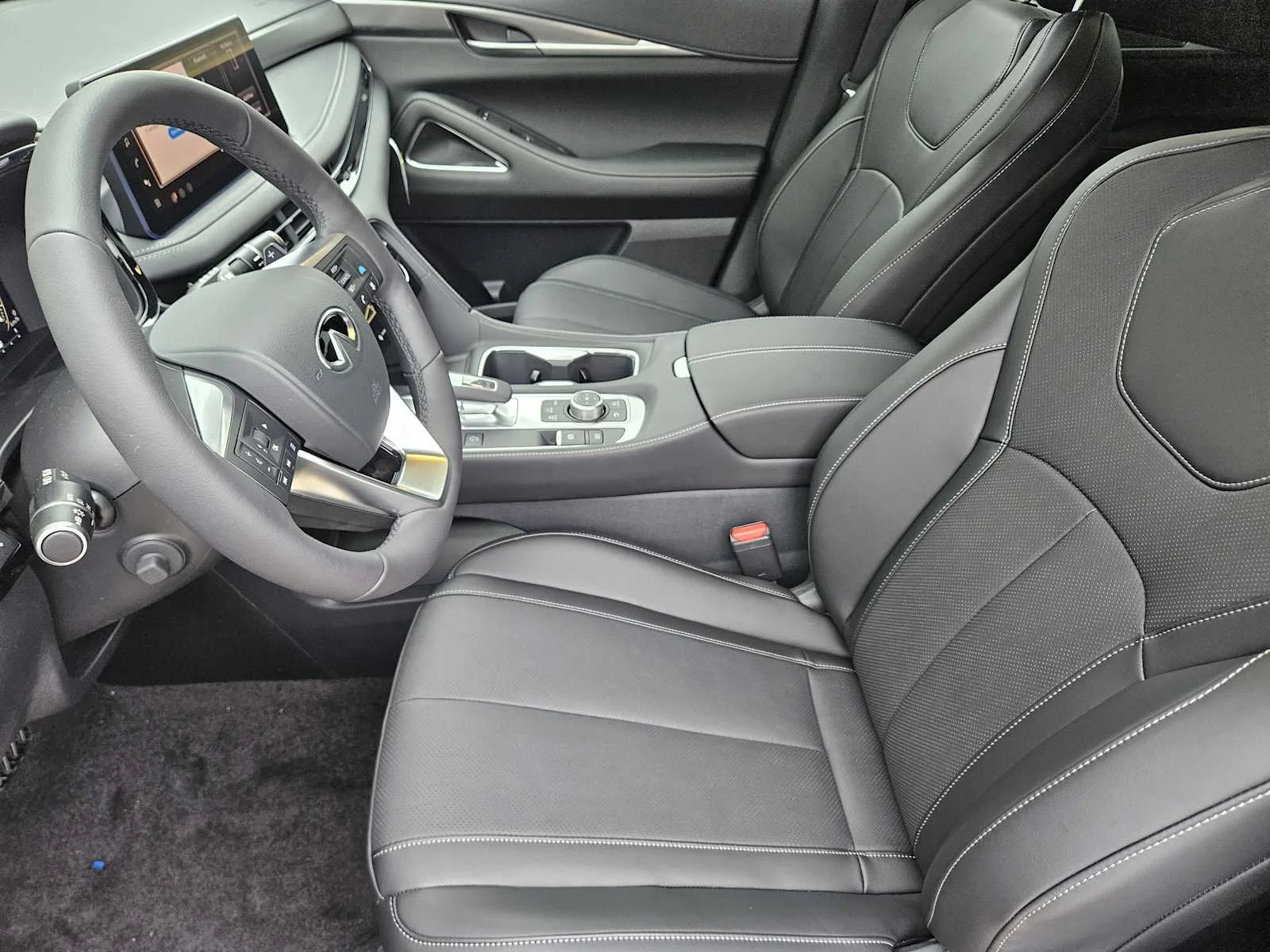 New 2026 RADIANT WHITE INFINITI Luxe FWD image 8