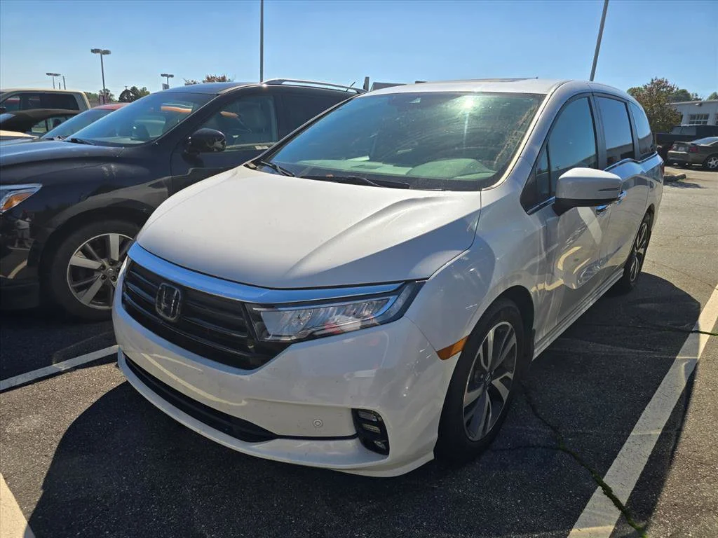 Used 2023  Honda Touring image 2