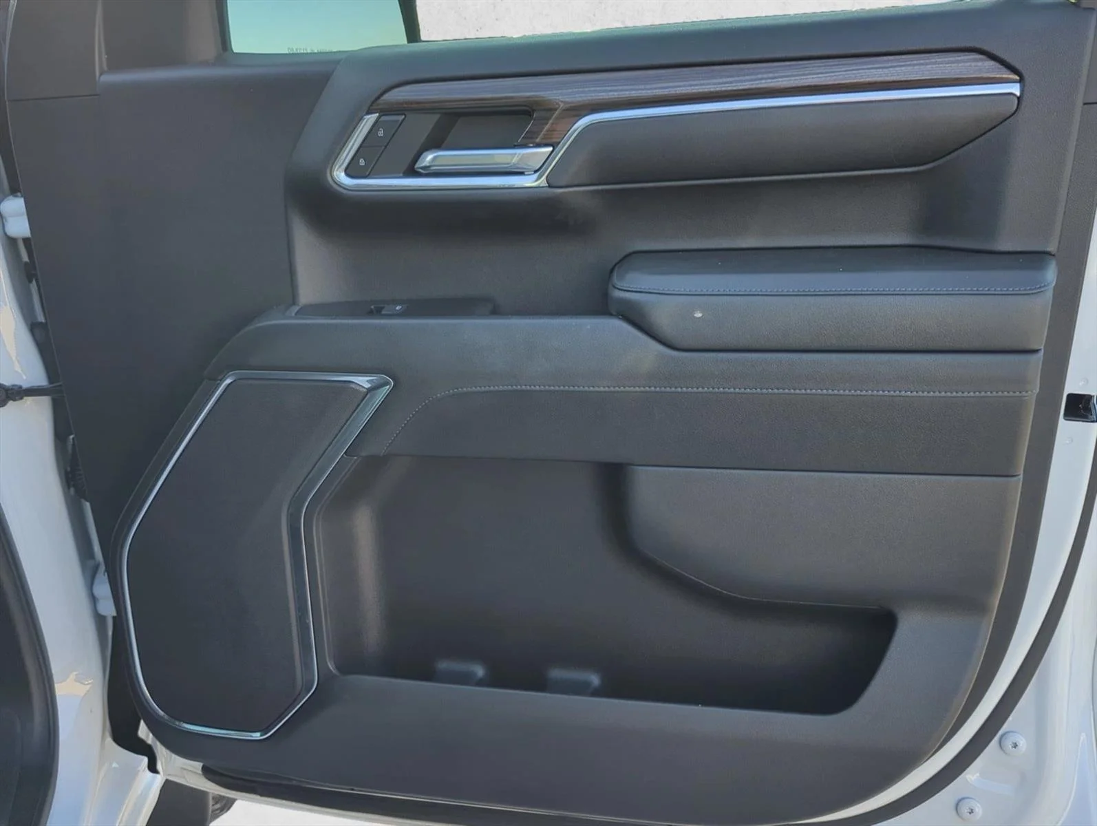 Used 2024 Summit White Chevrolet RST image 23