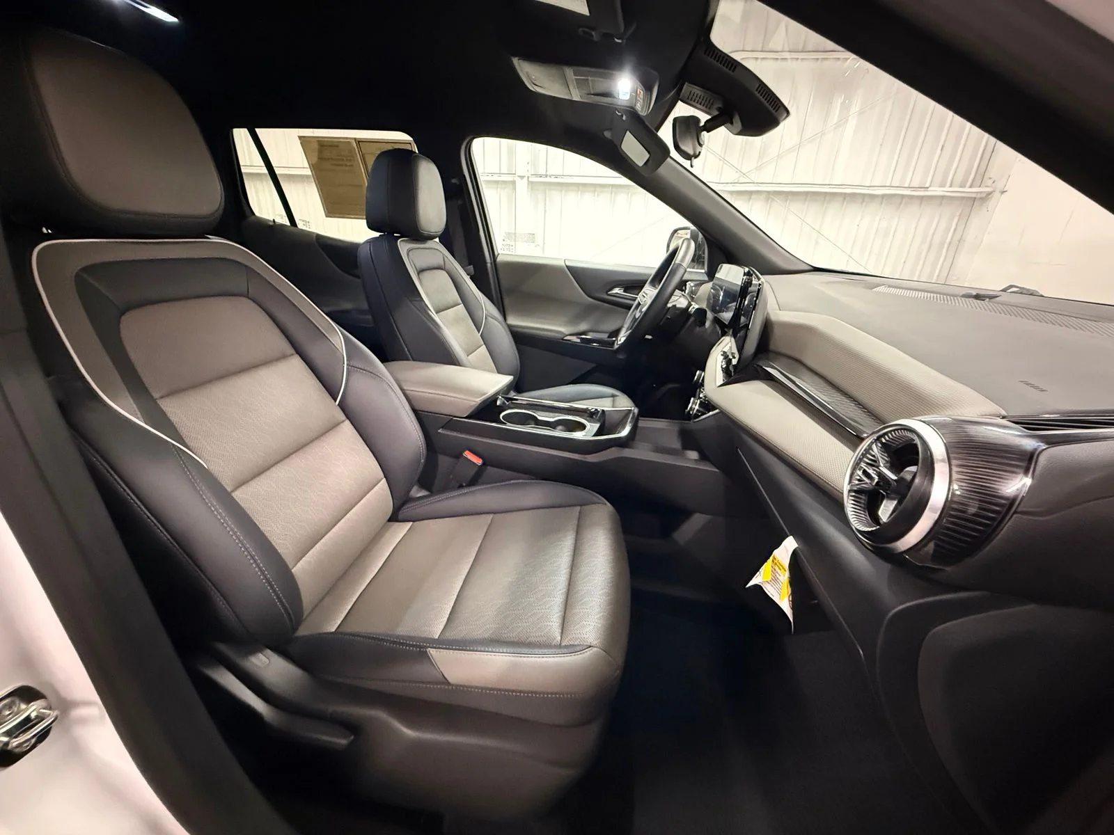 Used 2025 White Chevrolet LT image 27