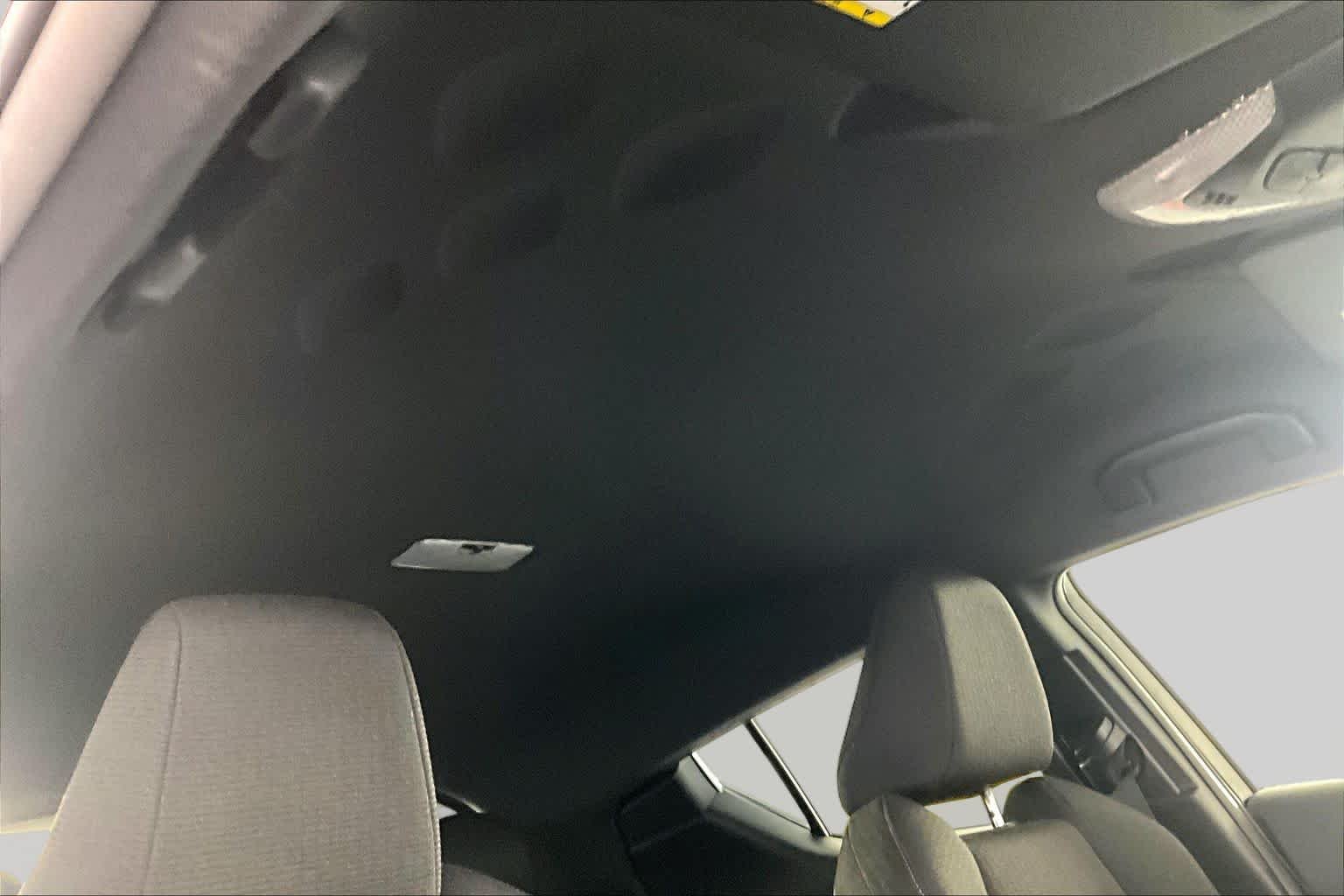 Used 2018 Iceberg/Ruby Flare Pearl Toyota XLE image 13