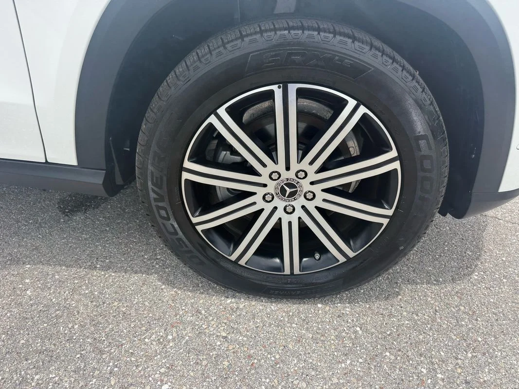 Used 2025  Mercedes-Benz 4MATIC® image 5