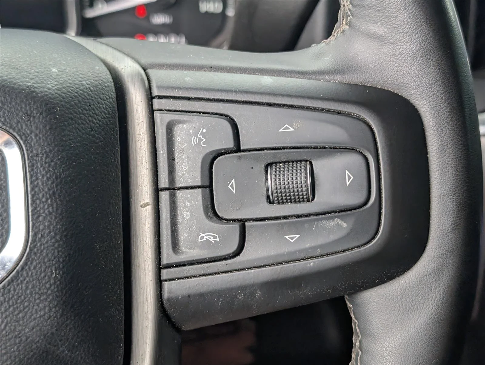 Used 2023 White Frost Tricoat GMC Denali image 27